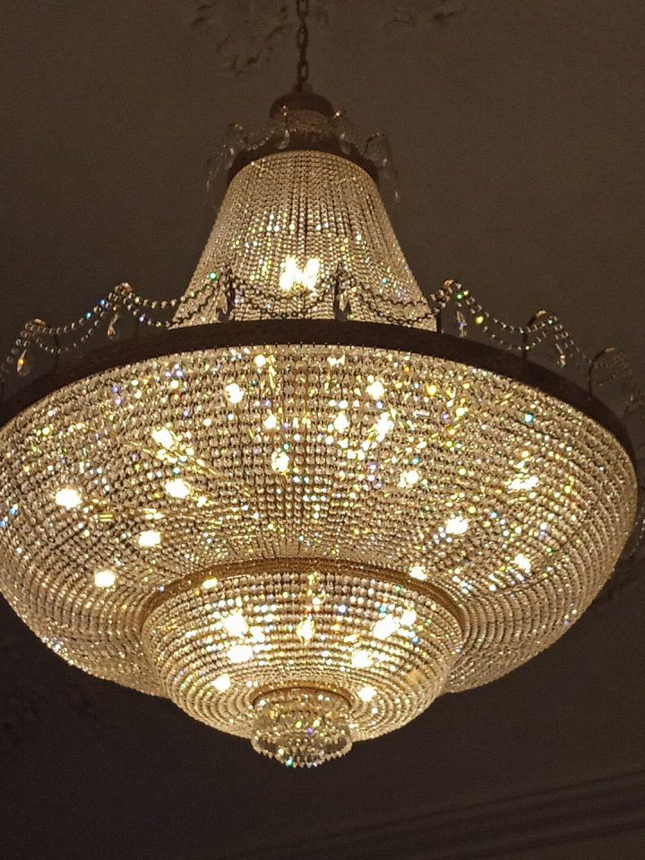 ثريا كريستال مضاءة في سقف مزخرف