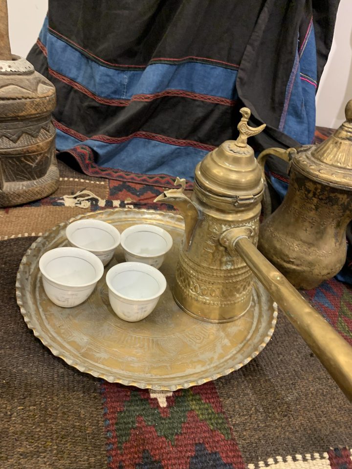 دلال نحاسية وفناجين على صينية ضيافة
